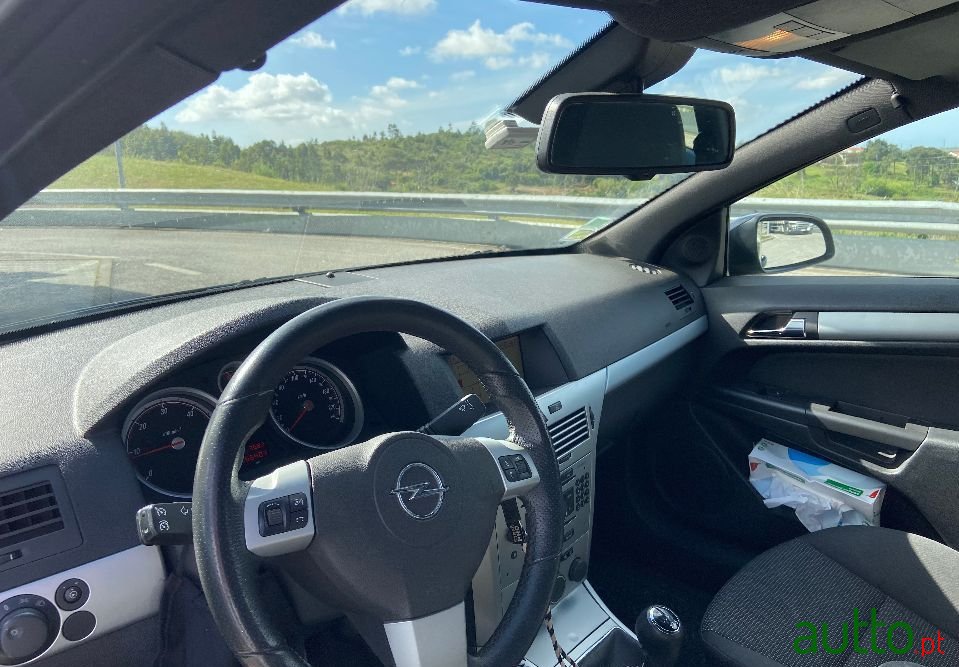 2008' Opel Astra Gtc photo #4