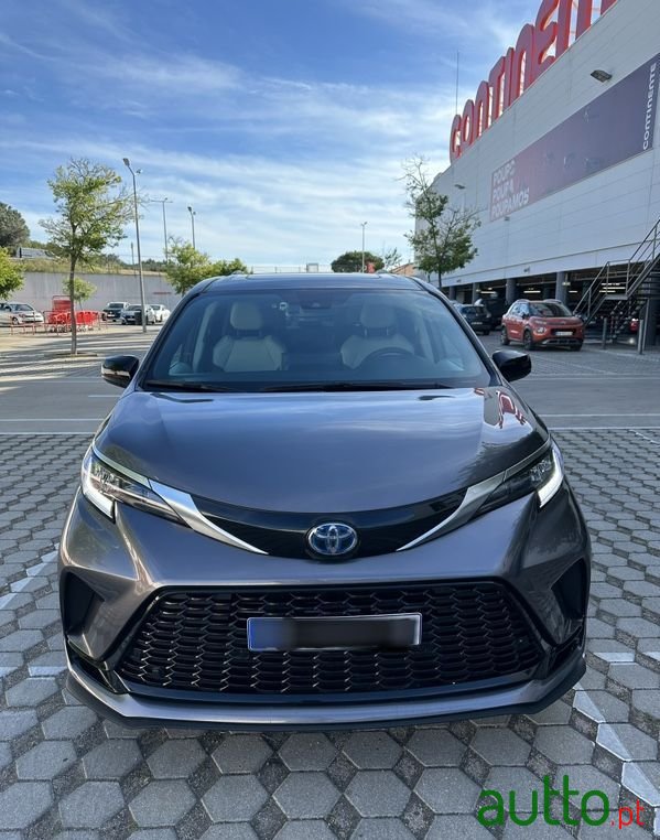 2022' Toyota Sienna photo #2