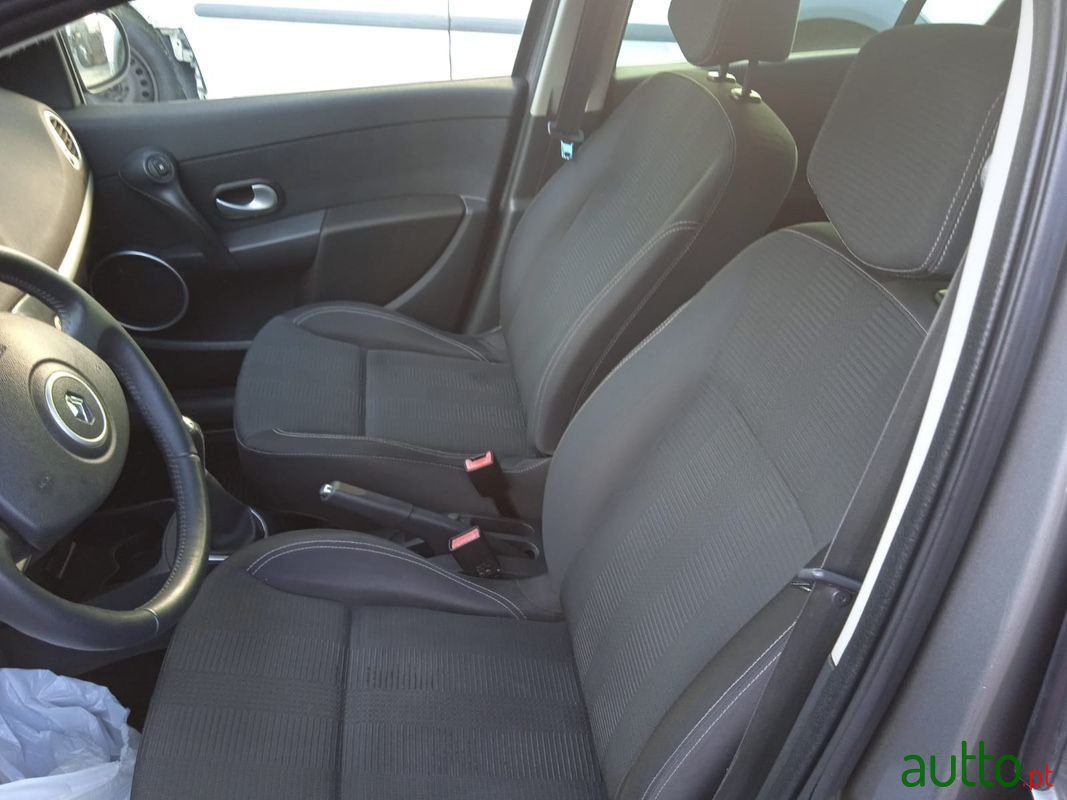 2011' Renault Clio photo #4