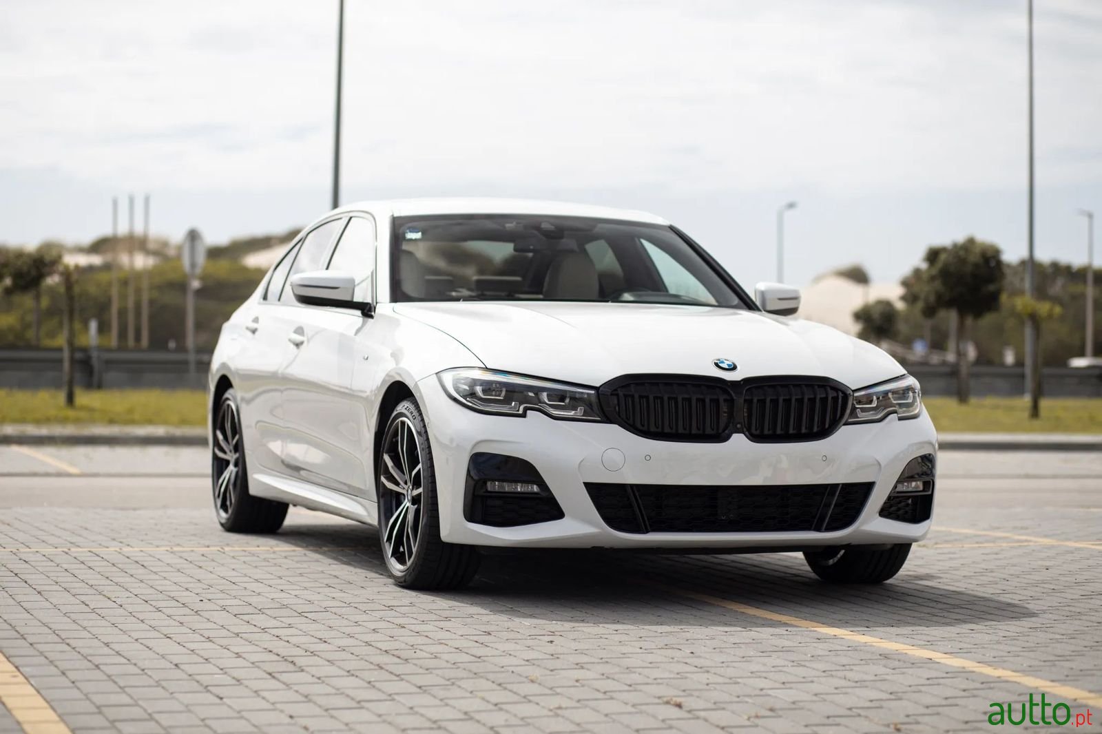 2020' BMW 330 photo #1