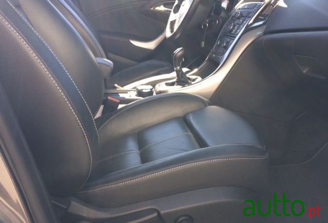 2010' Opel Astra photo #5