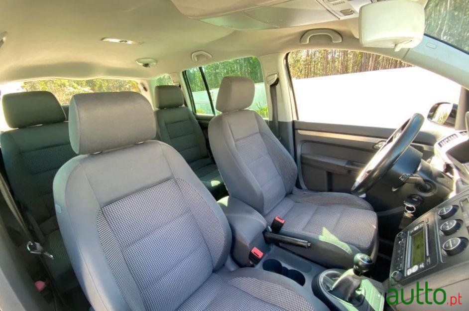 2004' Volkswagen Touran photo #2