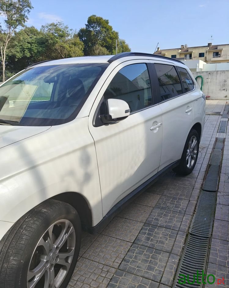 2013' Mitsubishi Outlander 2.2 Di-D Instyle photo #2