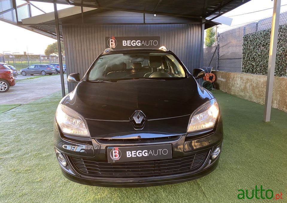 2013' Renault Megane Sport Tourer photo #2