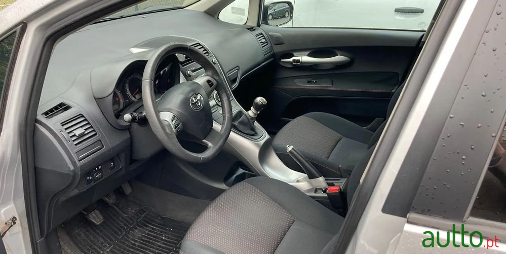 2010' Toyota Auris photo #4