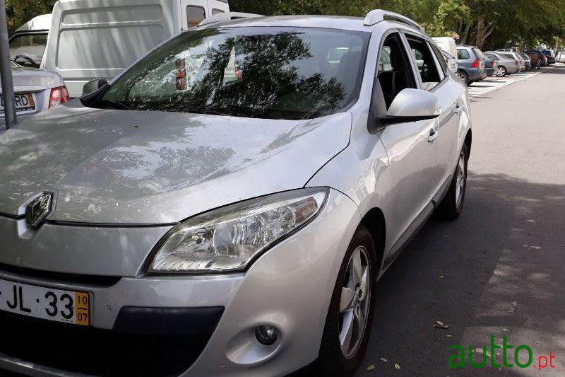 2010' Renault Megane Sport Tourer photo #3