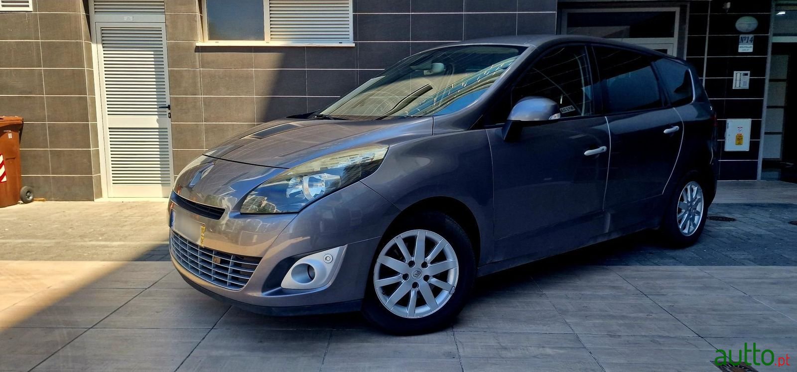 2010' Renault Grand Scenic photo #1