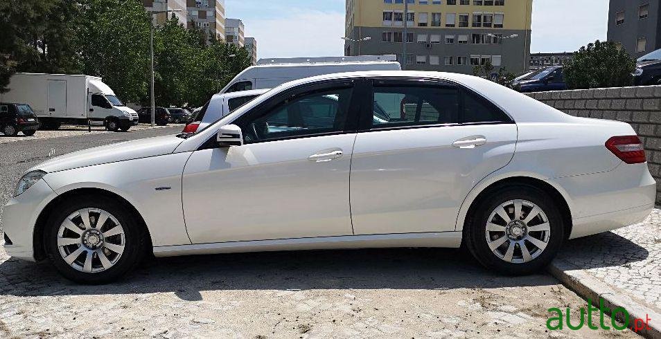 2011' Mercedes-Benz E-200 photo #3