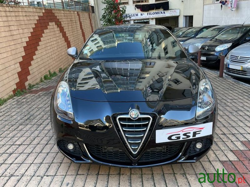 2013' Alfa Romeo Giulietta photo #2