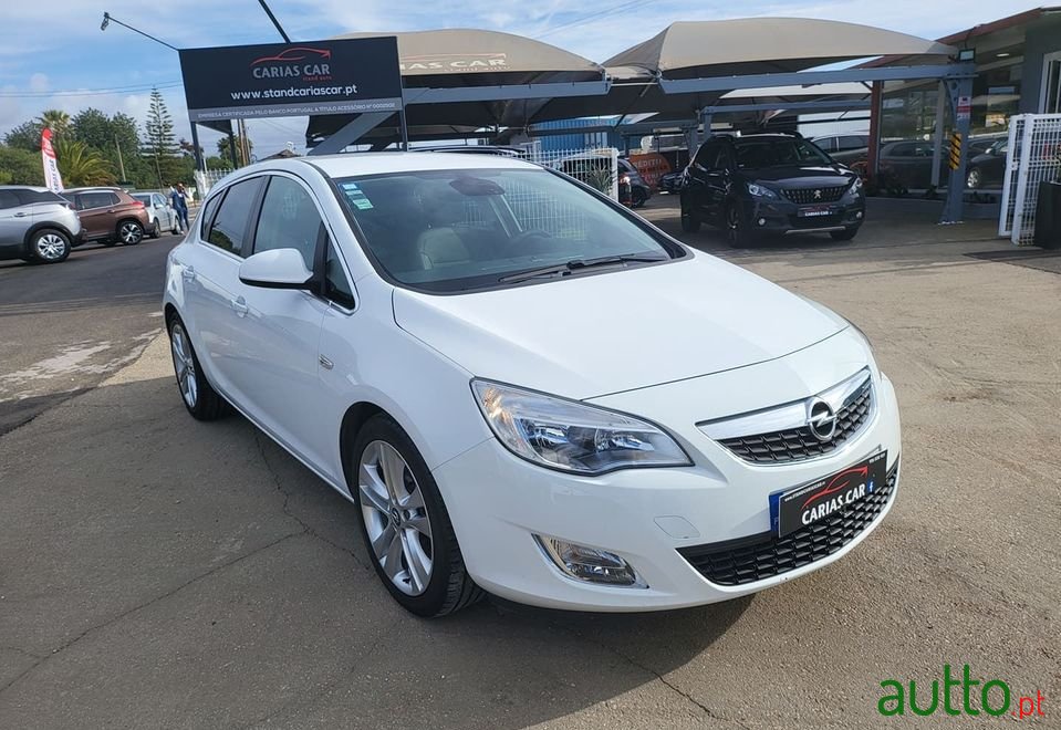 2011' Opel Astra photo #2