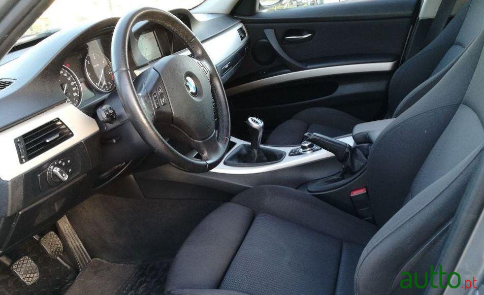 2010' BMW 320 Touring photo #2