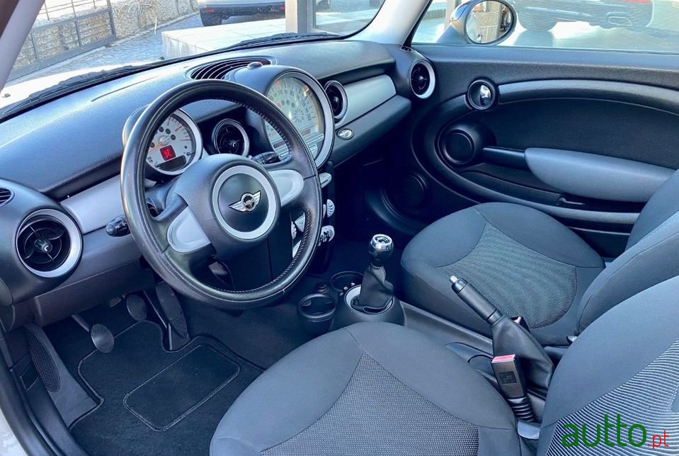 2010' MINI Cooper photo #6