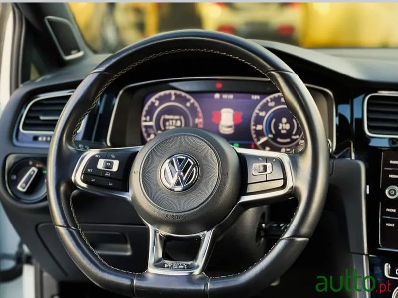 2017' Volkswagen Golf photo #4