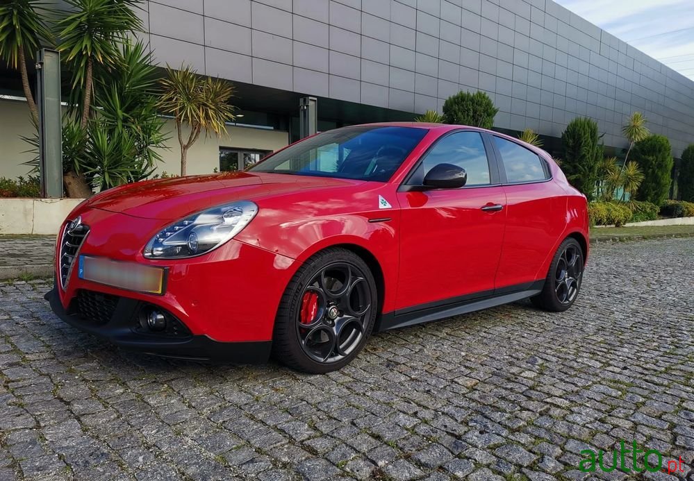 2014' Alfa Romeo Giulietta photo #3