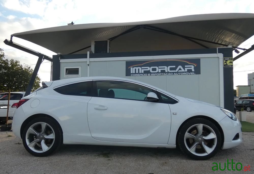 2012' Opel Astra Gtc photo #3