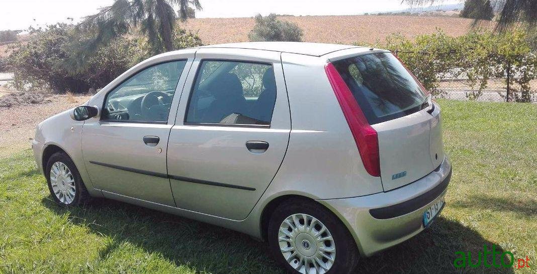 2002' Fiat Punto 1.2 16V Hlx 5P photo #1