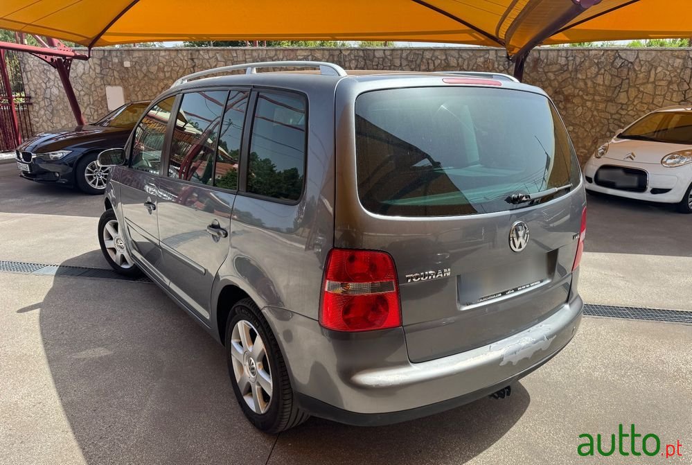 2005' Volkswagen Touran photo #4