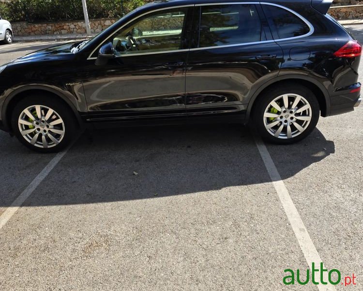 2016' Porsche Cayenne S E-Hybrid photo #3