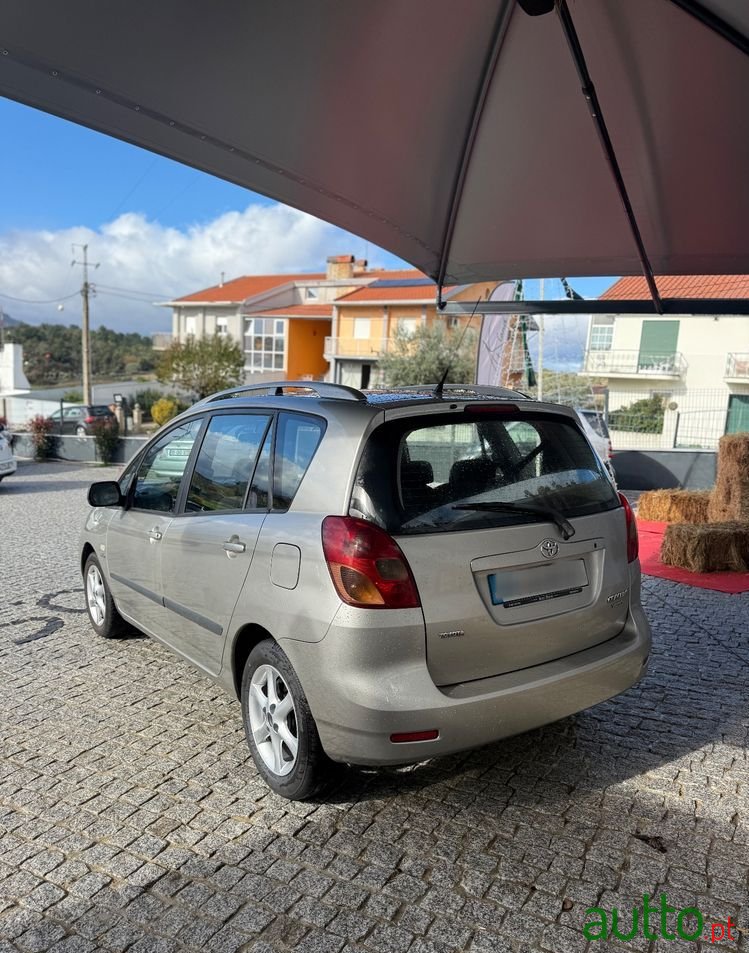 2002' Toyota Corolla Verso photo #3