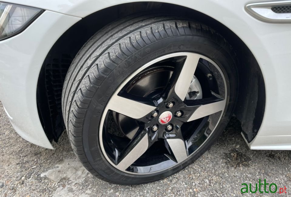 2016' Jaguar Xe photo #5