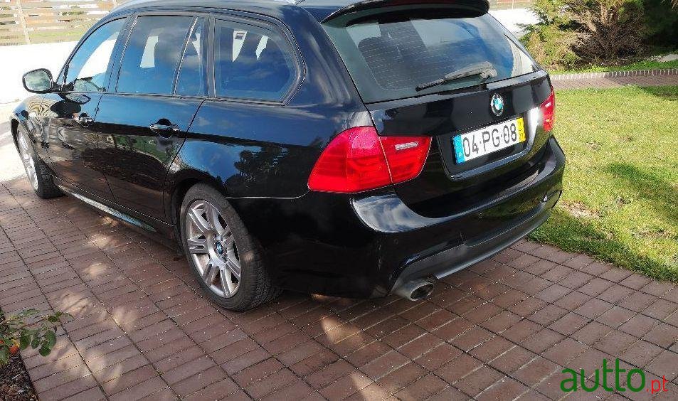 2011' BMW 320 Touring photo #1