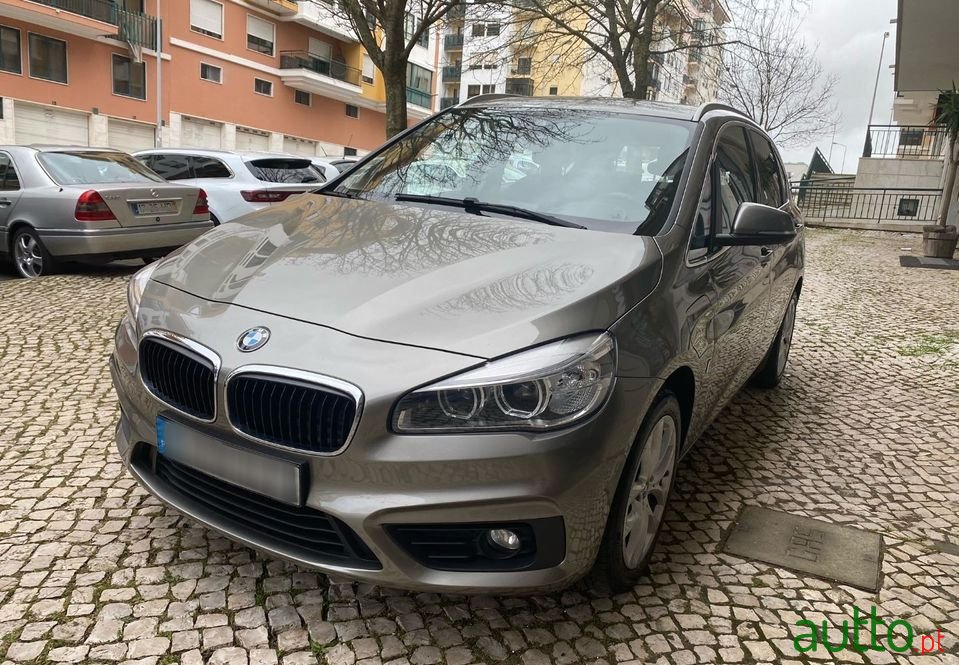 2016' BMW 225Xe Active Tourer photo #3