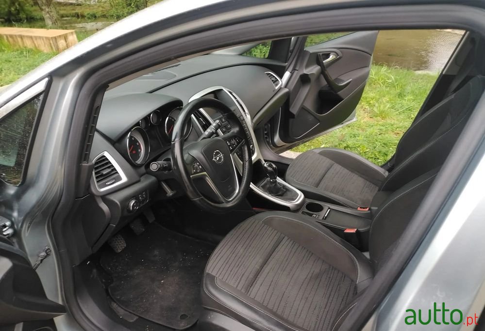 2015' Opel Astra photo #6