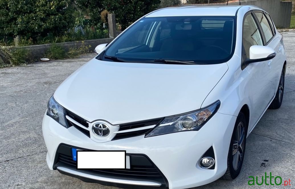 2014' Toyota Auris photo #2