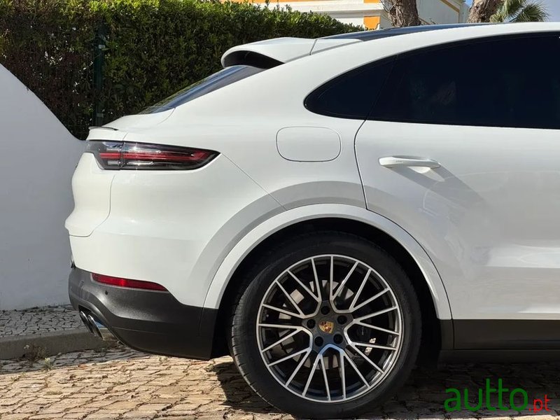 2020' Porsche Cayenne E-Hybrid photo #4