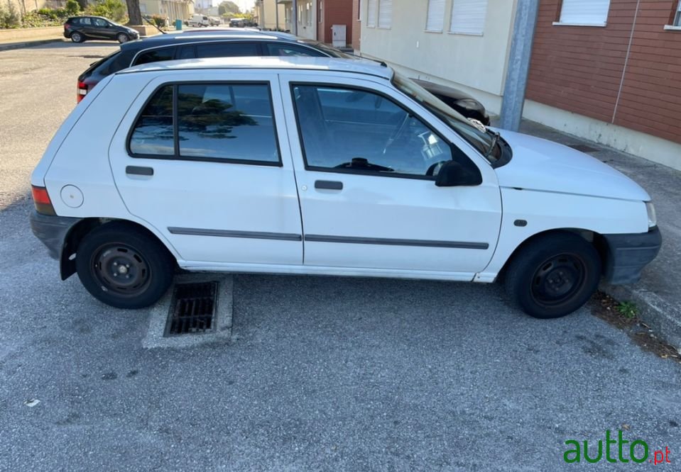 1992' Renault Clio photo #3