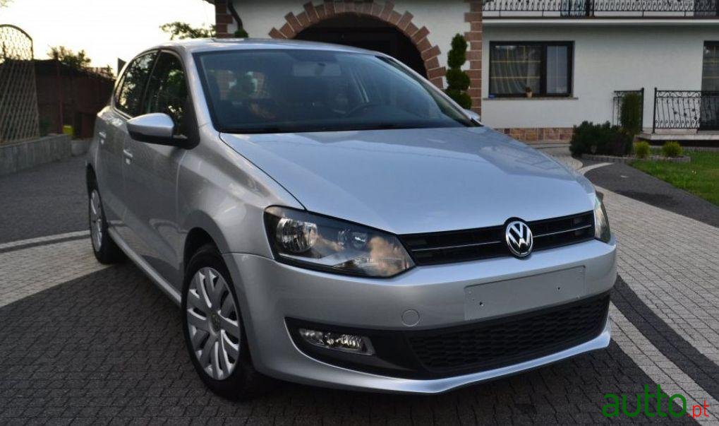 2011' Volkswagen Polo 1.6 TDi Confortline BlueMotion photo #3