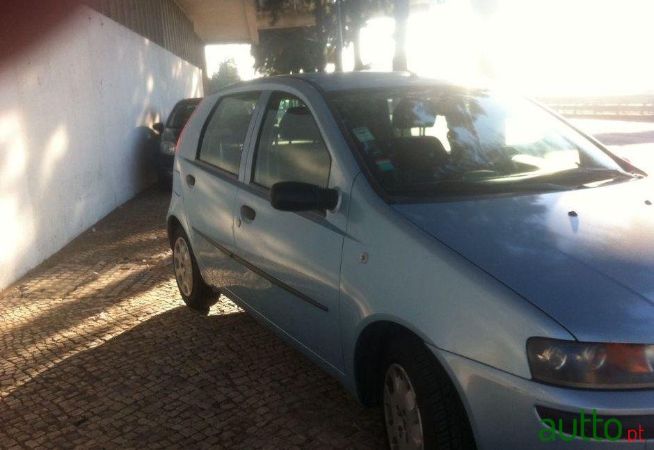 2002' Fiat Punto 5 Portas photo #1