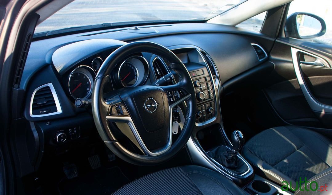 2013' Opel Astra Sports Tourer photo #3