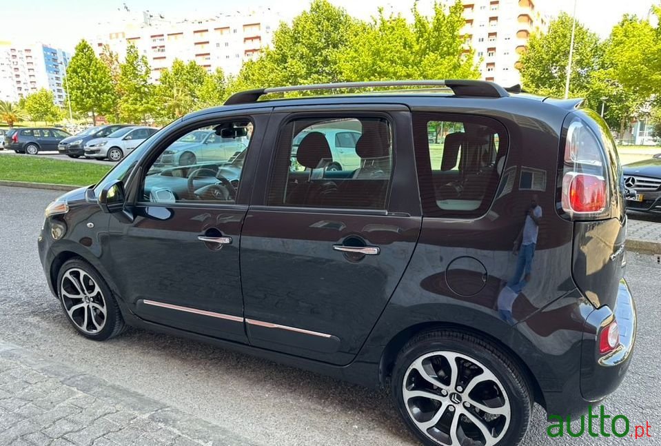 2010' Citroen C3 Picasso photo #4