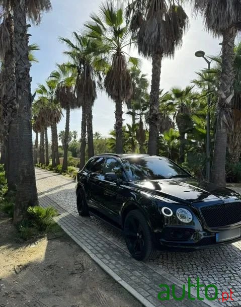 2018' Bentley Bentayga V8 photo #2