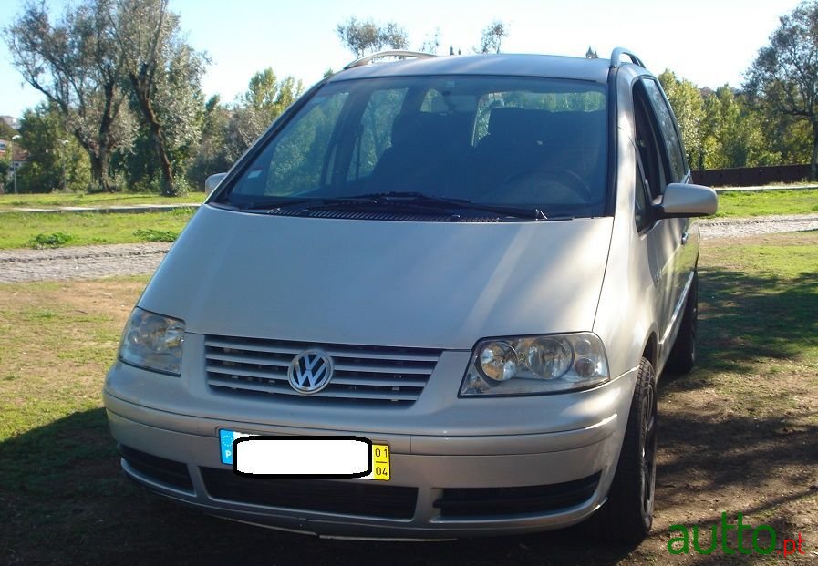 2001' Volkswagen Sharan Confortline photo #2
