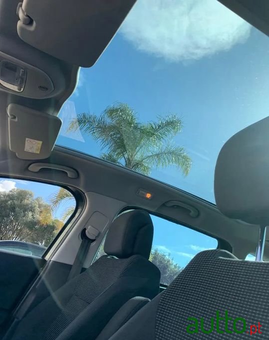 2015' Peugeot 5008 photo #2