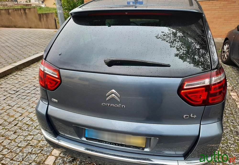 2011' Citroen C4 Picasso photo #5