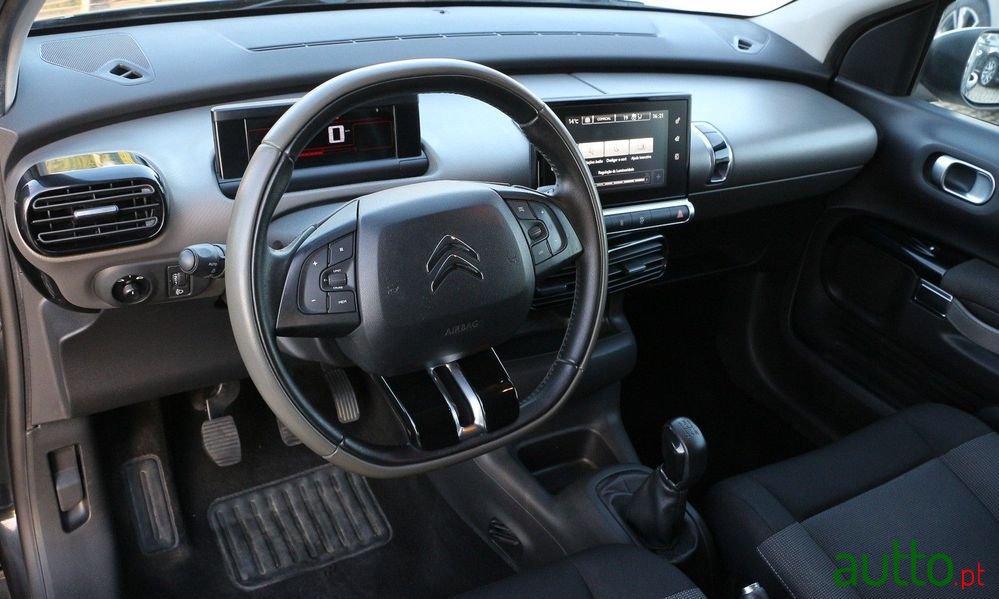 2018' Citroen C4 Cactus photo #2