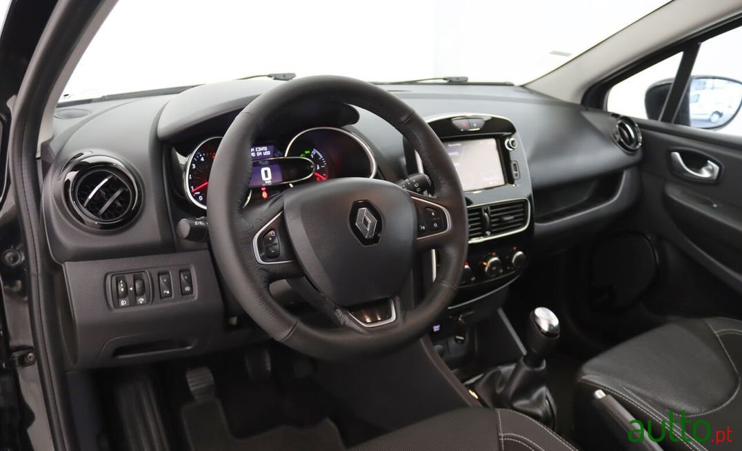 2017' Renault Clio Sport Tourer photo #3