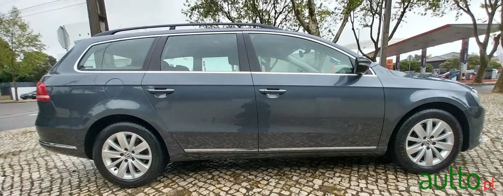 2011' Volkswagen Passat Variant photo #3