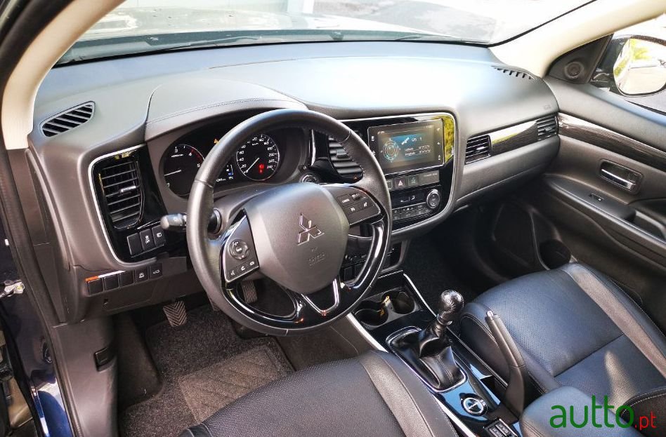 2018' Mitsubishi Outlander photo #2