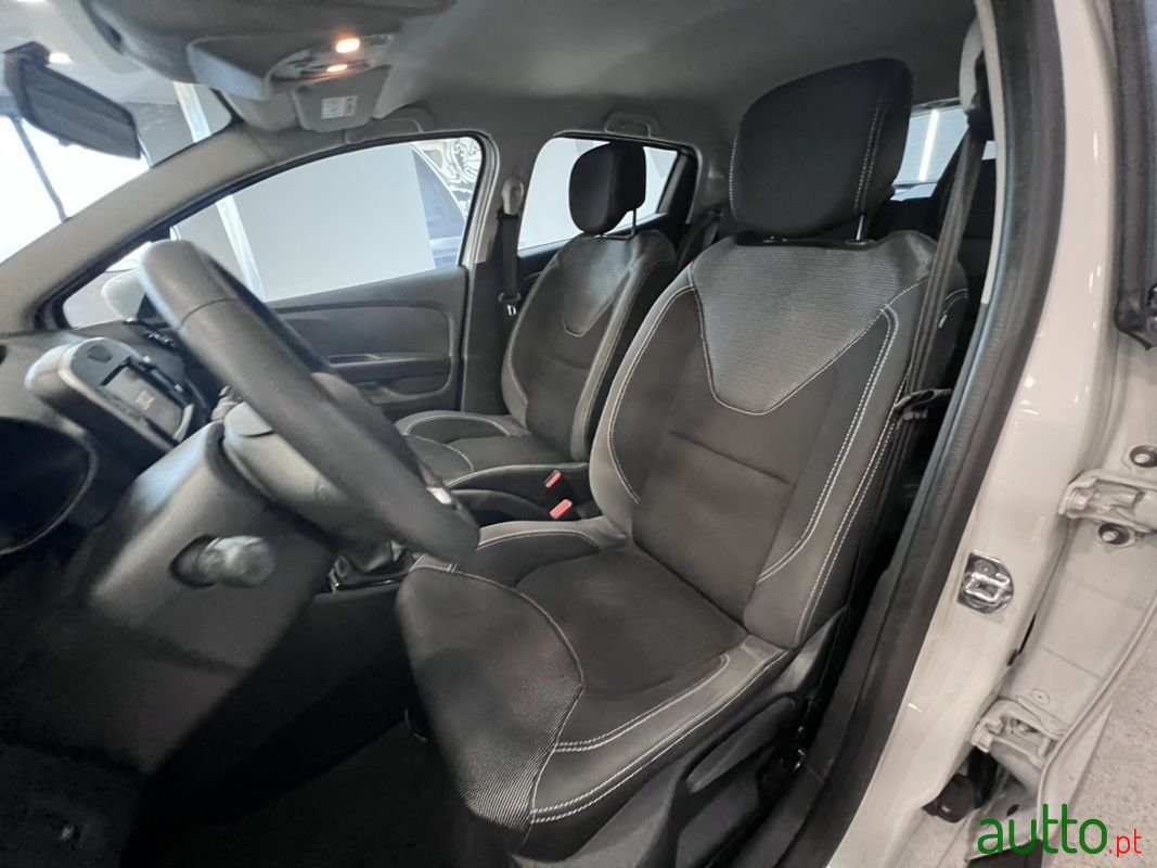 2017' Renault Clio Sport Tourer photo #2