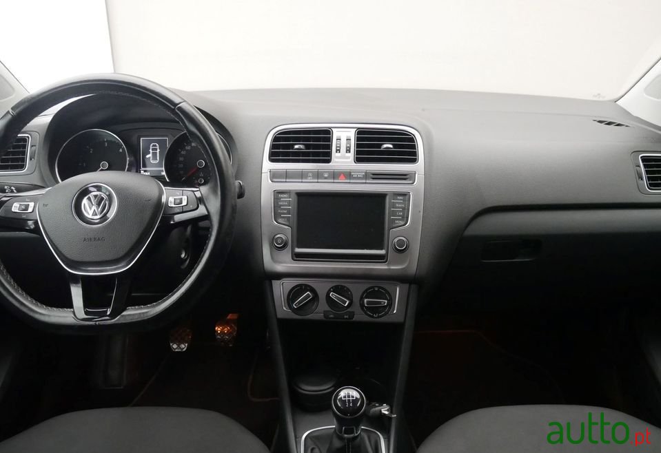 2015' Volkswagen Polo photo #6