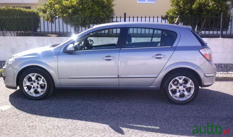 2004' Opel Astra photo #2