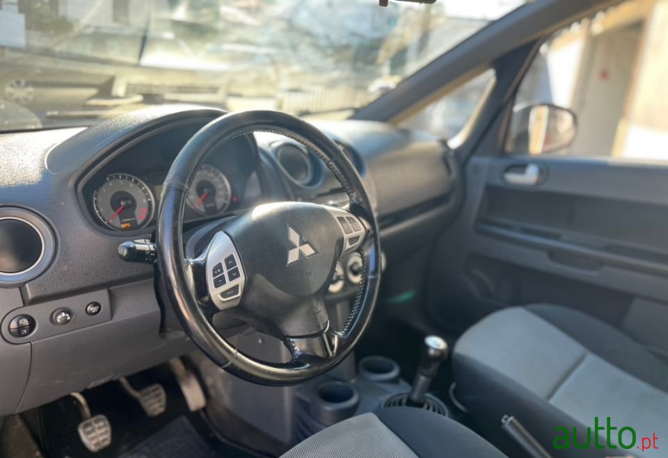 2009' Mitsubishi Colt photo #6