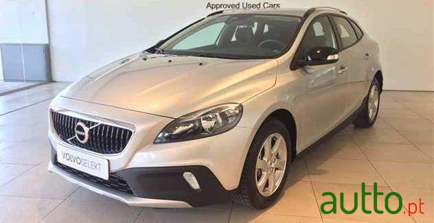 2017' Volvo V40 Cross Country photo #1