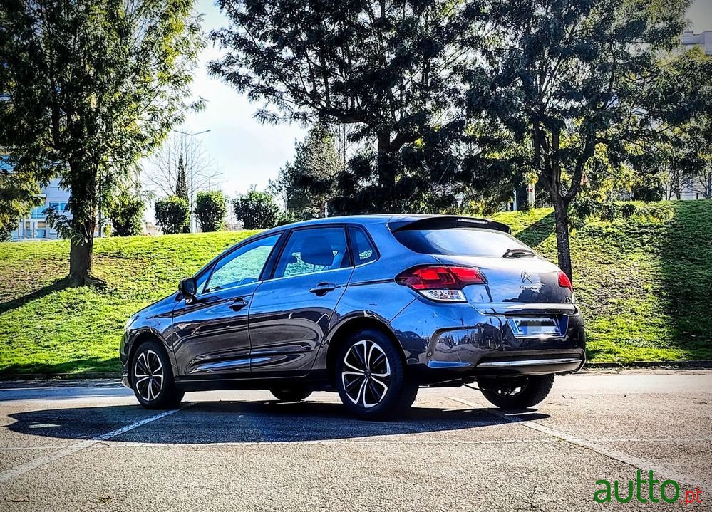2017' Citroen C4 Puretech photo #2