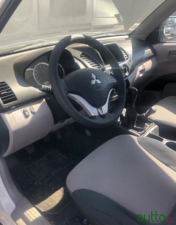 2011' Mitsubishi L200 photo #3