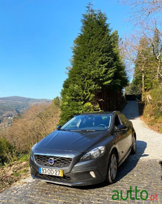 2013' Volvo V40 Cross Country photo #3